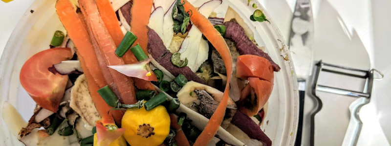 Épluchures de légumes dans un seau à compost