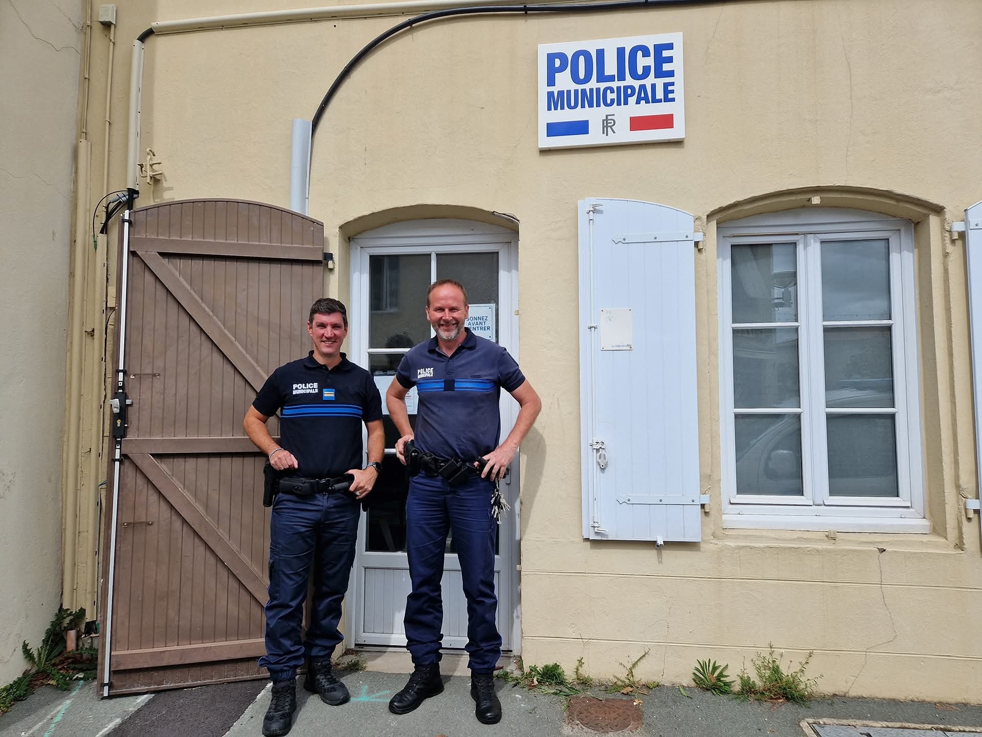 Photo des deux policiers devant le commissariat de La Chaize