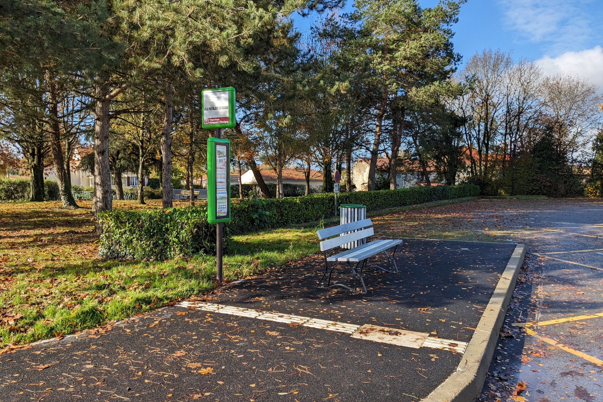 Arrêt de bus près de la salle polyvalente