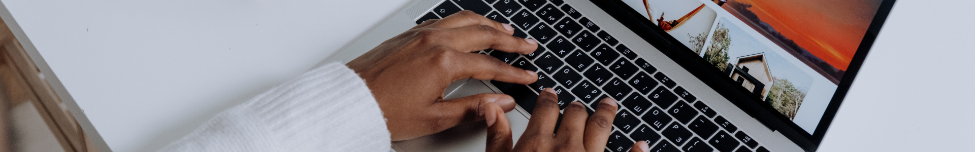 Personne faisant une recherche sur un ordinateur