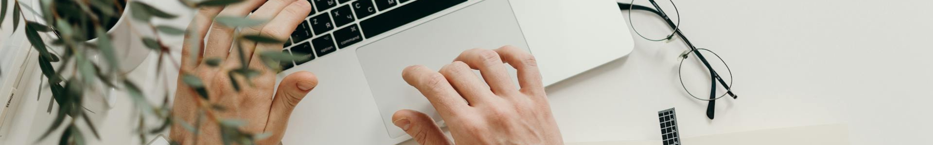 Mains d'une personne qui fait des recherches sur l'ordinateur
