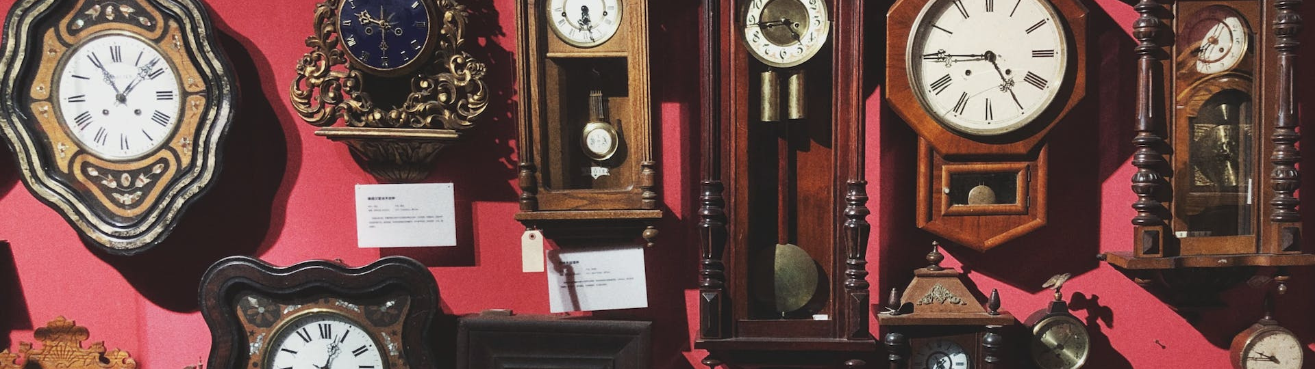Plein d'horloges sur un mur