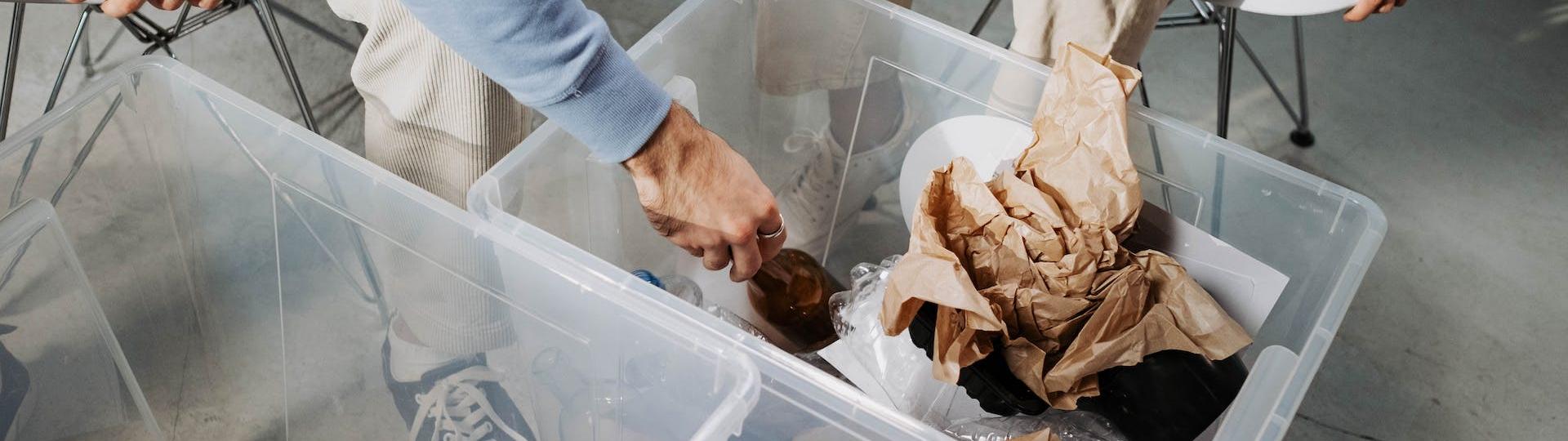 Personnes en train de trier leurs déchets