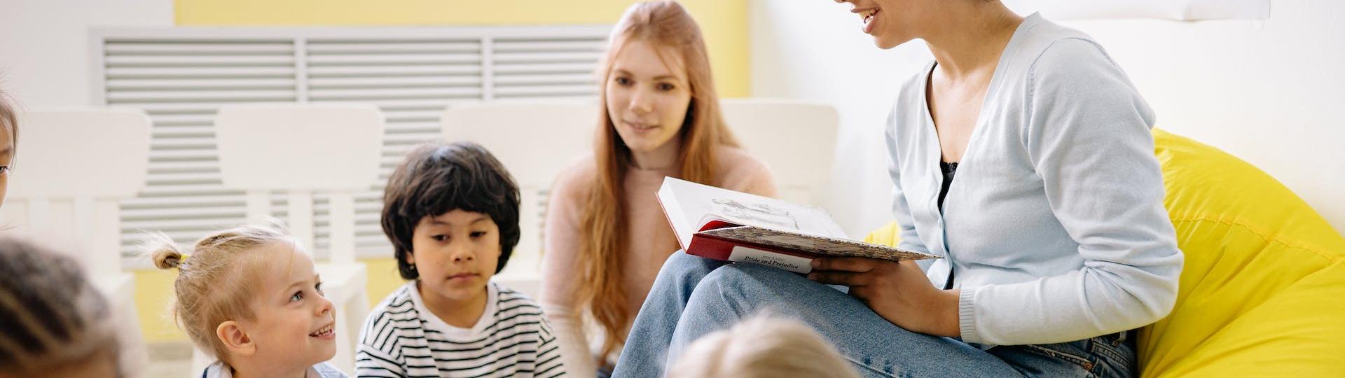 Assistante maternelle avec des enfants