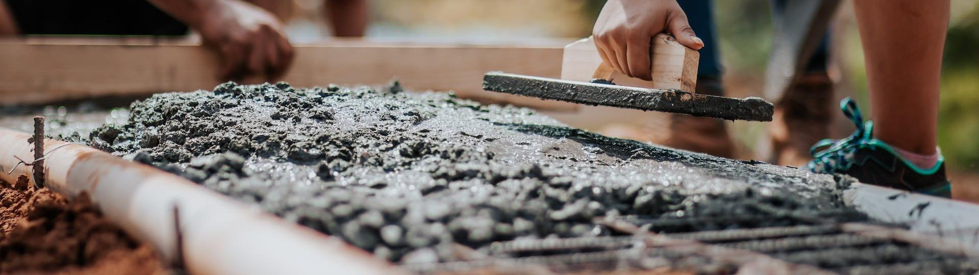Personnes en train de construire un bâtiment