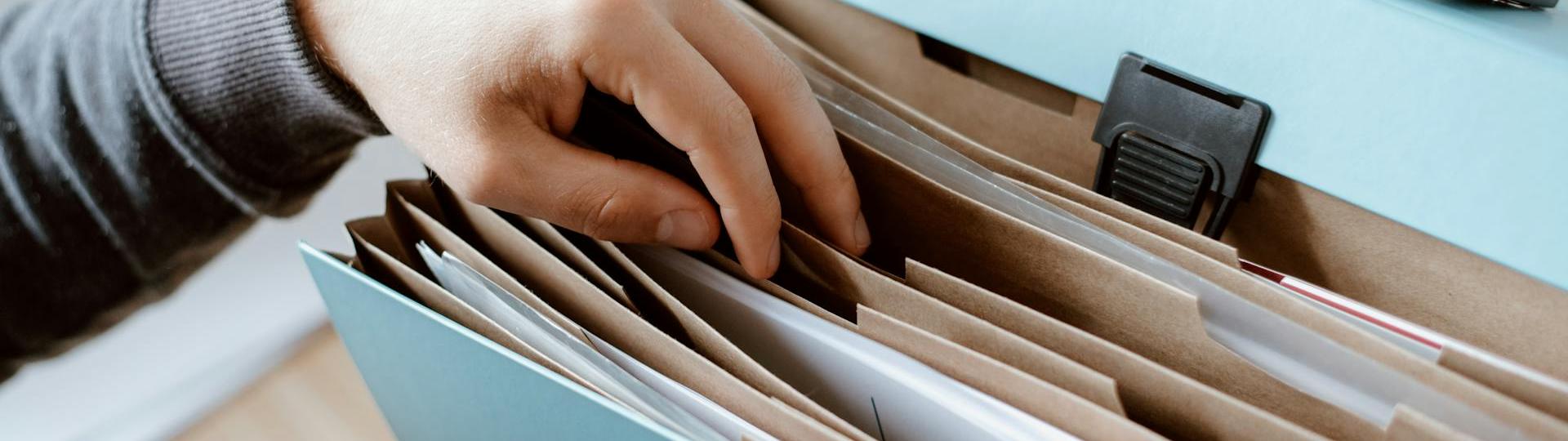 Personne qui fouille dans un dossier
