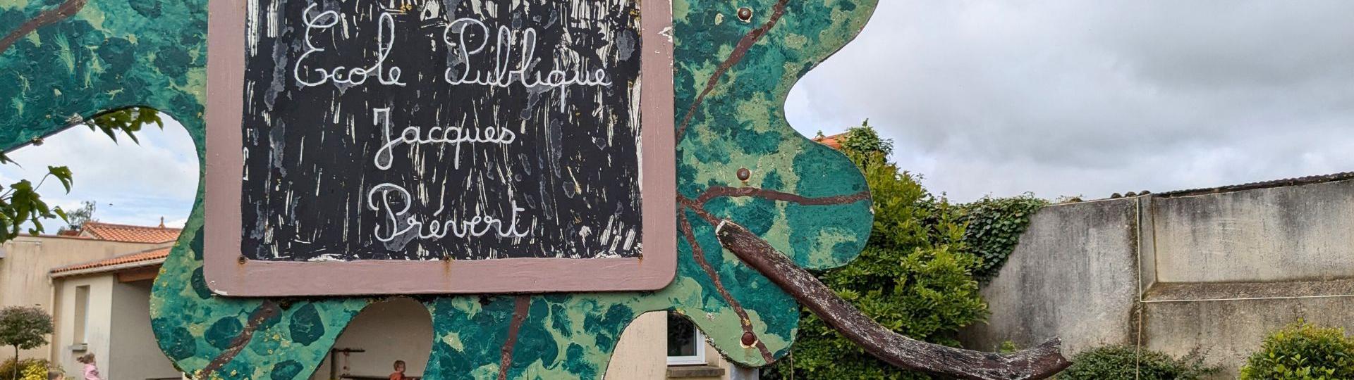 Une des entrée de l'école publique