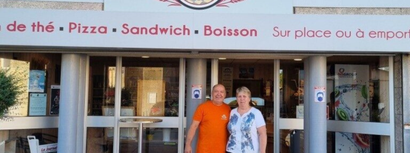 Thierry & Sylvie devant leur boulangerie - Crédit photo : Marion Bonnaud