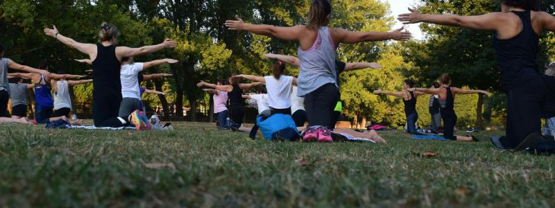 Personnes faisant du yoga en plein air