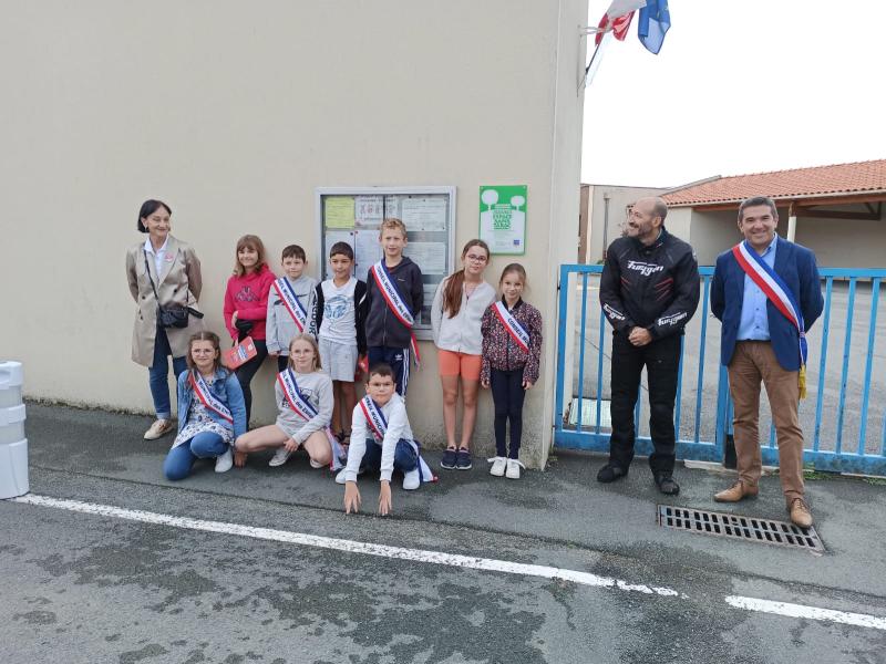 Le CME et les élus devant l'école publique