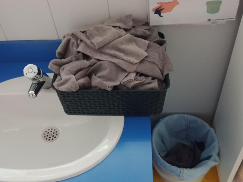 Les essuie-mains aux toilettes du restaurant scolaire