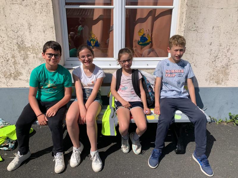 Les élèves du CME de l'école privée sur leur banc de l'amitié