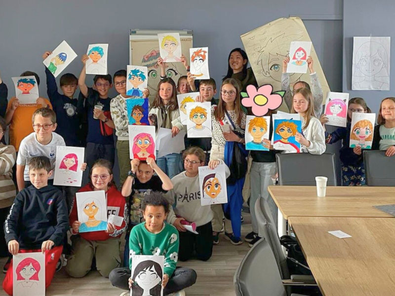 Les enfants avec leurs dessins