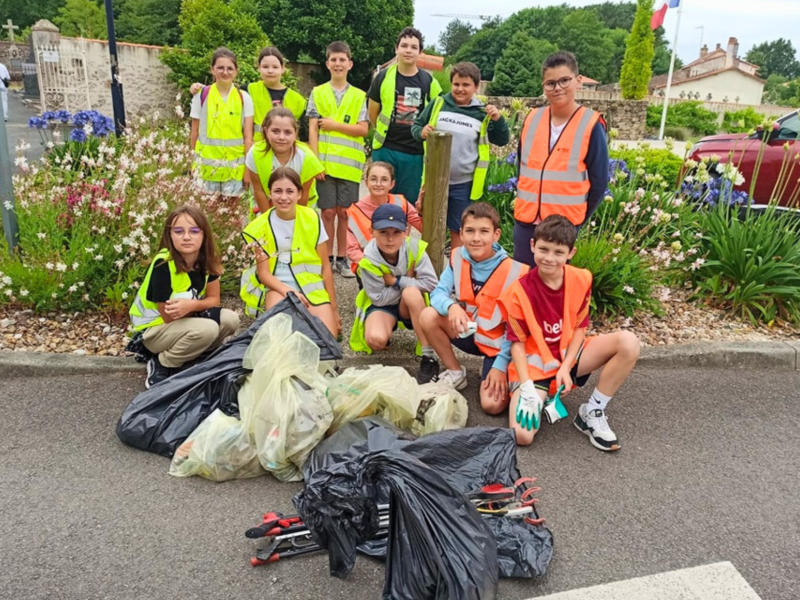 Les enfants du CME ramassant les déchets