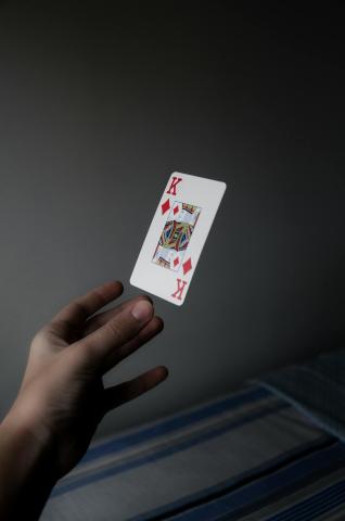 Main qui tient une carte de jeu