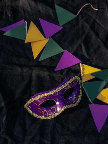 Fanions et masque sur un tissu noir