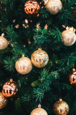 Décorations dans un sapin de Noël