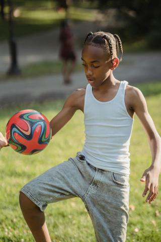 Enfant faisant du football