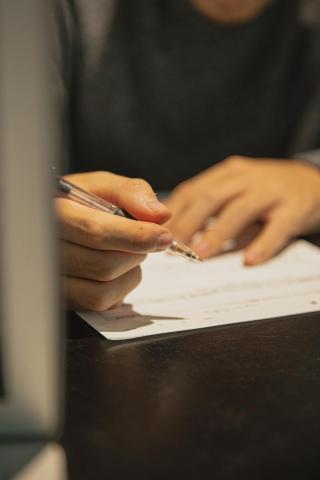 Personne en train de signer un document