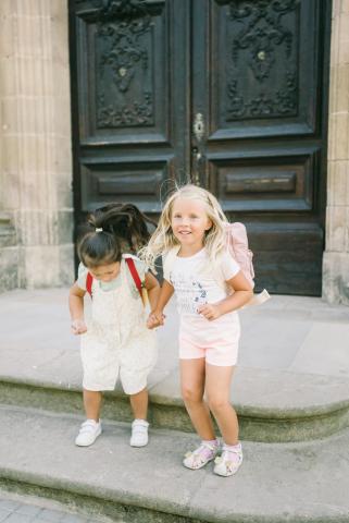 Deux petites filles qui sautent d'une marche