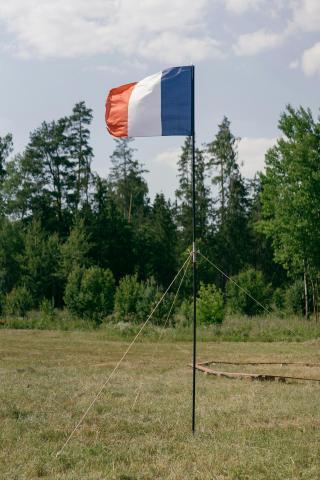 Drapeau français planté dans la pelouse