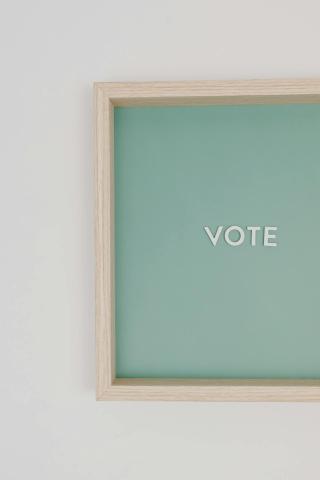 Photo d'un tableau où il est écrit "vote"