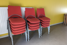 Les chaises de la salle multi-activités