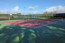 Le terrain de tennis