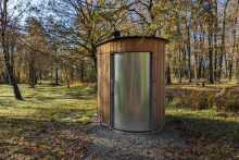 Toilettes sèches à l'entrée de la forêt