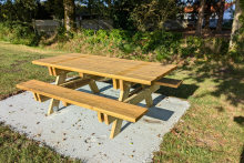 Table de pique-nique près de l'étang