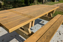 Table de pique-nique près de l'étang