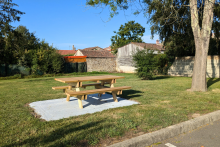 Table de pique-nique à l'espace Jacques Pidoux