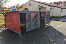 Rangement pour les vélos à côté de la salle polyvalente