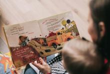 Femme qui lit un livre à un bébé