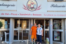 Thierry & Sylvie devant leur boulangerie - Crédit photo : Marion Bonnaud