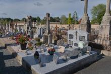 Photos de plusieurs sépultures dans le cimetière