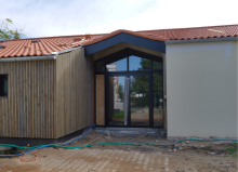 L'entrée de la salle polyvalente en cours de rénovation (septembre 2025)