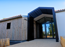 Entrée extérieure de la salle polyvalente