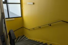 Escalier menant à la salle multi-activités