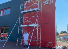 Travail sur la façade de la radio Alouette